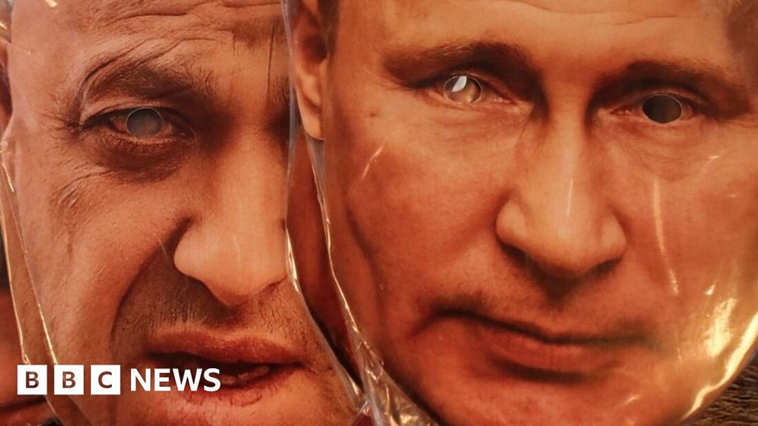 Der russische Präsident Wladimir Putin traf Jewgeni Prigoschin fünf Tage, nachdem der Wagner-Söldnerboss eine gescheiterte Meuterei angeführt hatte, wie der Kreml enthüllte. Steve Rosenberg von der BBC beschäftigt sich mit der neuesten Wendung in der Wagner-Saga. Lass mich das mal klarstellen. Am Morgen des 24. Juni, dem Tag der Meuterei, warf Wladimir Putin der Wagner-Führung „Verrat“ und „einen Dolchstoß“ vor. Später an diesem Tag wurden russische Luftwaffenpiloten getötet und von Wagner-Jägern abgeschossen. Dann, als die Söldner nur 200 Kilometer (120 Meilen) von der russischen Hauptstadt entfernt waren, machten der Kreml und Wagner einen Deal. Die Meuterei war vorbei. Niemand wurde …