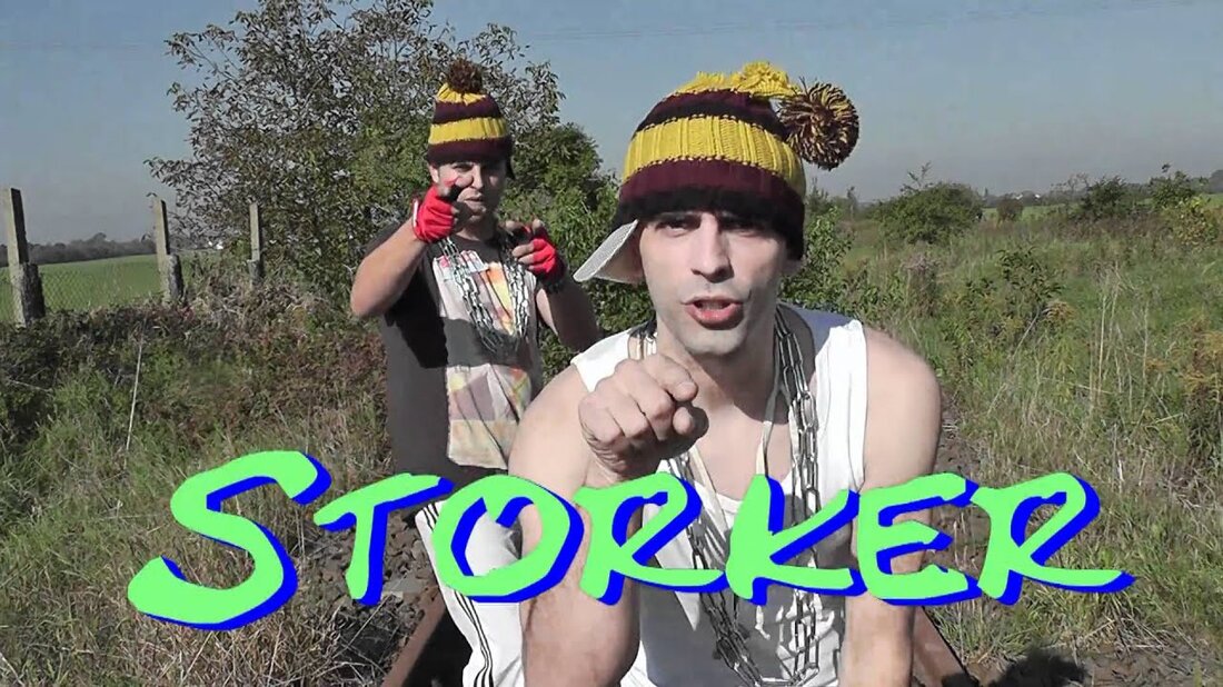 Nachdem Knuff Knuff im 1. YouTube-Video zur Putzkolumne Leipzig so wunderbar gepostet hat, war es einfach unumgänglich, eine Fortsetzung über seinen einzigartig fantastischen Ausdruck und sein grammatikalisches Niveau zu inszenieren. Dafür habe ich mich mit meiner Crew in seine Heimatstadt Leipzig getraut, um mir ein echtes Bild davon zu machen, wie & wo Knuff Knuff seine Ausbildung genossen hat. Durch viele Gespräche mit Einheimischen in Leipzig bin ich zu dem Schluss gekommen, dass diese Menschen die deutsche Sprache sehr gut beherrschen und Herr Knuff Knuff nur die Ausnahme bestätigt, sei es nun einmal oder nicht. Seine Kriegerfigur, unter anderem, (Charaktername …