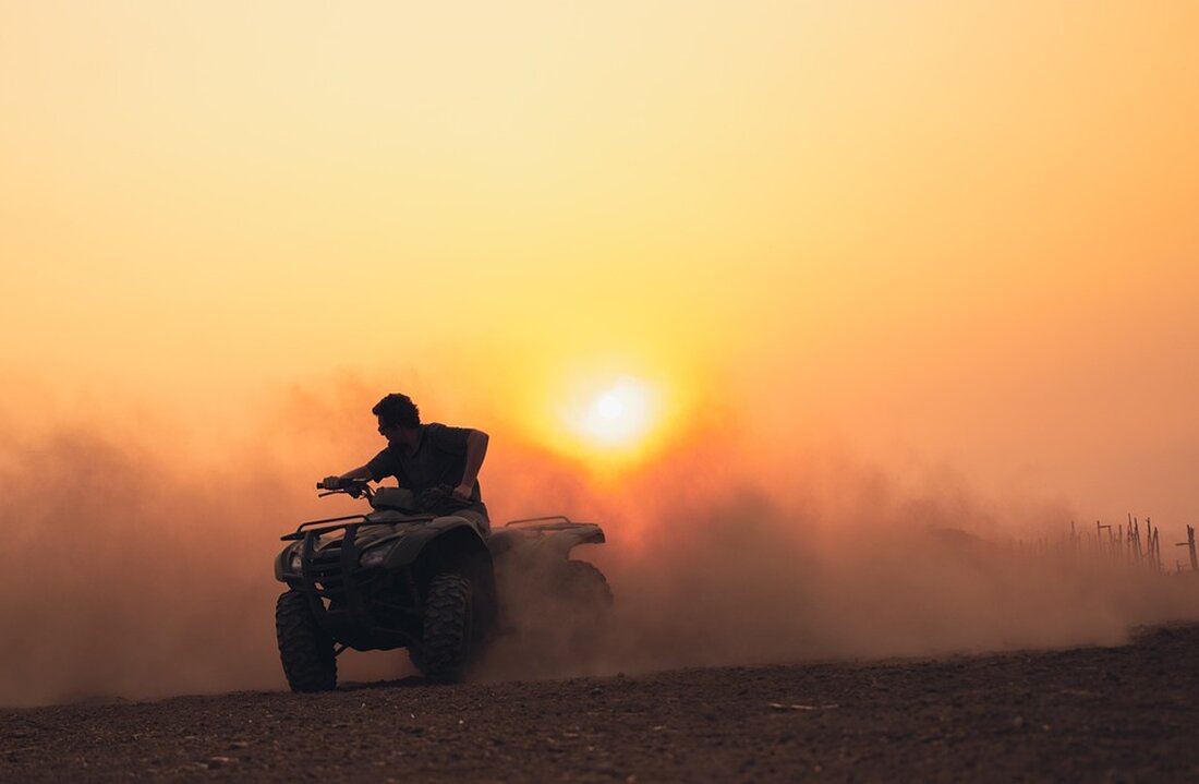 Grimma: Quad beginnt bei Fahrt auf einem Feldweg plötzlich zu brennen Diese Landpartie bei Grimma hat fatal geendet: Ein Quad ist zwischen Bröhsen und Schkorditz (Landkreis Leipzig) plötzlich in Brand geraten. Der Vorfall ereignete sich am Sonnabendvormittag auf einem Feldweg östlich von Grimma. Glücklicherweise blieb der Fahrer des Quads unverletzt, er erlitt jedoch einen Schock und wurde von Rettungskräften betreut. Die Freiwillige Feuerwehr Schkorditz war schnell vor Ort und konnte das Geländefahrzeug löschen. Leider war das Quad zu diesem Zeitpunkt bereits komplett zerstört und nicht mehr zu retten. Die Einsatzkräfte vermuten einen technischen Defekt als Brandursache. Der Sachschaden, der durch …