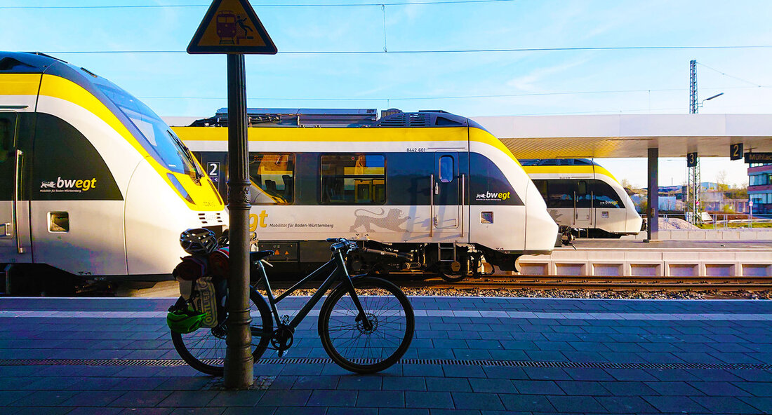 Qualitätsabfall im regionalen Bahnverkehr – Landesverkehrsminister kritisiert Deutsche Bahn Im zweiten Halbjahr 2023 hat die Qualität im regionalen Bahnverkehr in Baden-Württemberg deutlich nachgelassen. Dies geht aus einer Pressemitteilung des Landesverkehrsministers Winfried Hermann hervor. Laut Hermann ist die Situation bedauerlich und erfordert dringende Verbesserungen. Eine indiskutable Baustellenorganisation der Deutschen Bahn InfraGo, ein marodes Schienennetz, Personalmangel und regelmäßige Probleme mit fahrtüchtigen Zügen belasten die Fahrgäste massiv. Hermann fordert eine frühzeitige Kommunikation von Baustellenarbeiten, damit die Bahnunternehmen sich darauf einstellen können. Zudem müssten die Betreiber sicherstellen, dass die Züge zuverlässig und mit der vereinbarten Kapazität fahren. Ein bereits 2021 gestartetes Qualitätsranking des Landes …