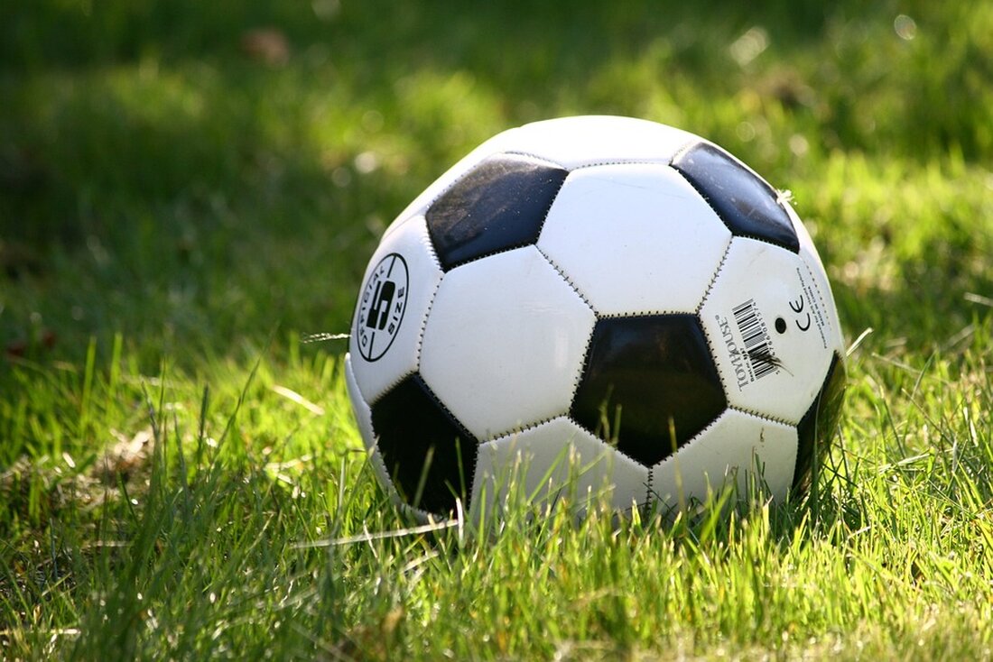 Am Dienstag, den 25. Juni 2024, findet um 19 Uhr in der Egon-Erwin-Kisch-Bibliothek in Berlin ein Gespräch zum Thema „Queerness im Fußball“ statt. Die Ethnologin Dr. Tatjana Eggeling wird sich zusammen mit dem ehemaligen Fußballspieler Marcus Urban mit Fragen zu Queer und Fußball auseinandersetzen. Das Gespräch ist Teil der 2. Lichtenberger Queeren Aktionswoche und soll aufzeigen, warum so wenige homosexuelle, Trans*- oder Inter*-Personen im Fußball öffentlich bekannt sind. Dr. Tatjana Eggeling ist eine Ethnologin, die sich auf Feldforschungen zur LSBTIQ-Sportbewegung spezialisiert hat. Sie arbeitet als Beraterin für Homophobie und den Umgang mit Homosexualität im Sport in Berlin. Marcus Urban ist …