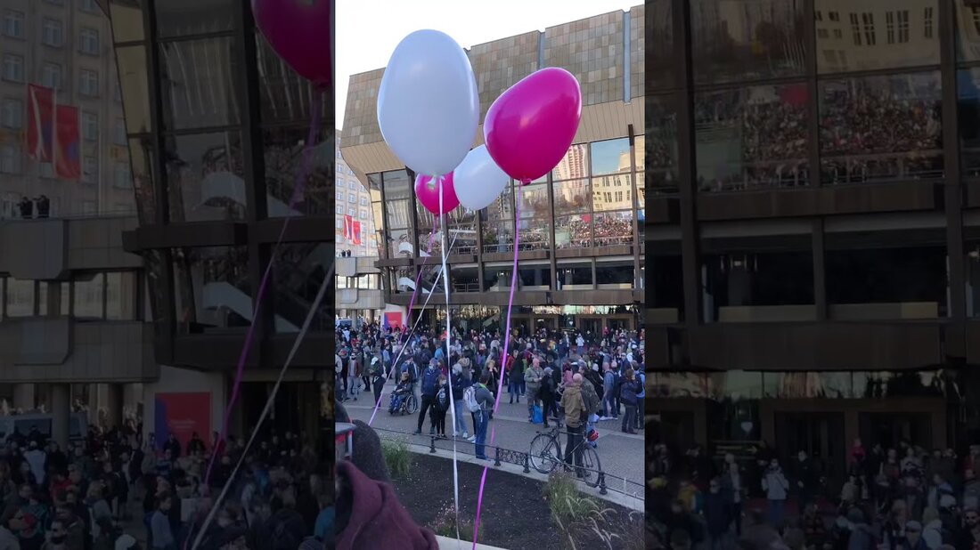 Unterstützer der Bewegung des „Querdenkens“ kamen aus ganz Deutschland, wie man aus den vielen Dialekten der Teilnehmer hören konnte, um am Samstag ihre nächste große Demonstration gegen die Corona-Politik durchzuführen. Ihr Protest begann friedlich – und dennoch provozierten sie die Auflösung des Ereignisses unter massiver Missachtung der Corona-Regeln. Wie bei den Demos der Bewegung in Berlin oder Konstanz mischten sich Rechtsextremisten mit Esoterikern, Verschwörungstheoretikern und unauffälligen Teilnehmern am Augustusplatz in der Leipziger Innenstadt. Youtube-Link