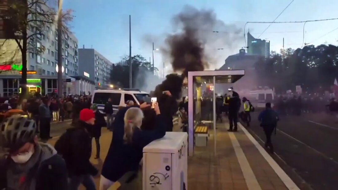 Trotz des Verbots gehen 20.000 Querdenker durch den Ring der Innenstadt und singen „Frieden, Freiheit, keine Diktatur“ und „Merkel muss gehen“. Am Hauptbahnhof wurde eine Polizeikordon gebrochen. Einige Teilnehmer zündeten Feuerwerkskörper und Raketen an und warfen Polizisten mit Pyrotechnik und Flaschen. Am Hauptbahnhof kam es zu Schlägereien zwischen Demo-Teilnehmern und Gegendemonstranten. Die Polizei ging zunächst von rund 20.000 Menschen aus. Die Initiative „Counted Through“ schätzt sogar, dass rund 45.000 „Querdenker“ den Augustusplatz überfüllten. Am Morgen hatte ein Gericht die Teilnehmerzahl auf 16.000 begrenzt. Nach Angaben der Polizei befanden sich jedoch weit über 20.000 Menschen auf dem Platz und in den …