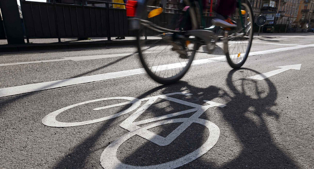 Radfahren als Alternative zur Pendlerstrecke zwischen Stuttgart-Bad Cannstatt und Waiblingen? Das klingt zunächst ungewöhnlich, doch während der elfwöchigen Bahnsperrungen zwischen den beiden Städten hat die Initiative RadKULTUR genau damit geworben – und damit Erfolg gehabt. Eine Auswertung der Aktion zeigt, dass deutlich mehr Menschen als üblich während dieses Zeitraums auf das Fahrrad umgestiegen sind. Um die Anzahl der Radfahrer während des Aktionszeitraums zwischen Waiblingen und Stuttgart zu erfassen, wurden Fahrrad-Zählstationen eingerichtet. Die Ergebnisse sprechen für die Wirksamkeit der verschiedenen Maßnahmen, die im Rahmen des Aktionszeitraums angeboten wurden: An einigen Stellen wurde eine Steigerung von bis zu 160 Prozent festgestellt. In &hellip;