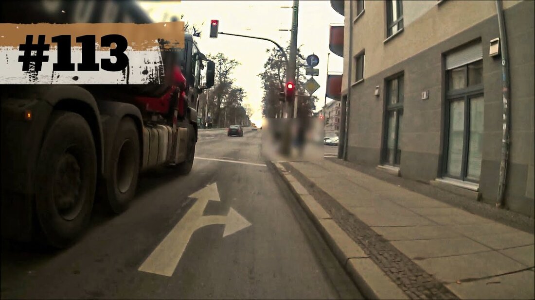 Heute geht es um Rotlichtverstöße und andere unschöne Dinge im Fahrradalltag. Viel Spaß mit Folge 113 Bike Dash Cam. Hier der Link zu Helden.de: (damit erhältst du automatisch und kostenlos einen Monat lang vollen Versicherungsschutz) https://helden.de/bike/?src=dash&presetVoucher=DASH8&utm_source=ner&utm_medium=li&utm_campaign=de.po. ro.sa Alternativ geben Sie einfach den Code ein: Geben Sie „Dash8“ ein. Gerne nehme ich Videospenden entgegen. Allerdings soll es nur um Fahrräder gehen. Laden Sie Ihre Videospende auf https://wetransfer.com/ hoch und senden Sie Ihre Dateien an aliverable@googlemail.com Möchten Sie mit mir und anderen Radfahrern in Kontakt treten? Dann tritt der Discord-Gruppe bei: https://discord.gg/mMjAejtvmJ Es gibt mittlerweile eine Art Assoziation zwischen Fahrrad-Dashcams. Wir sind …