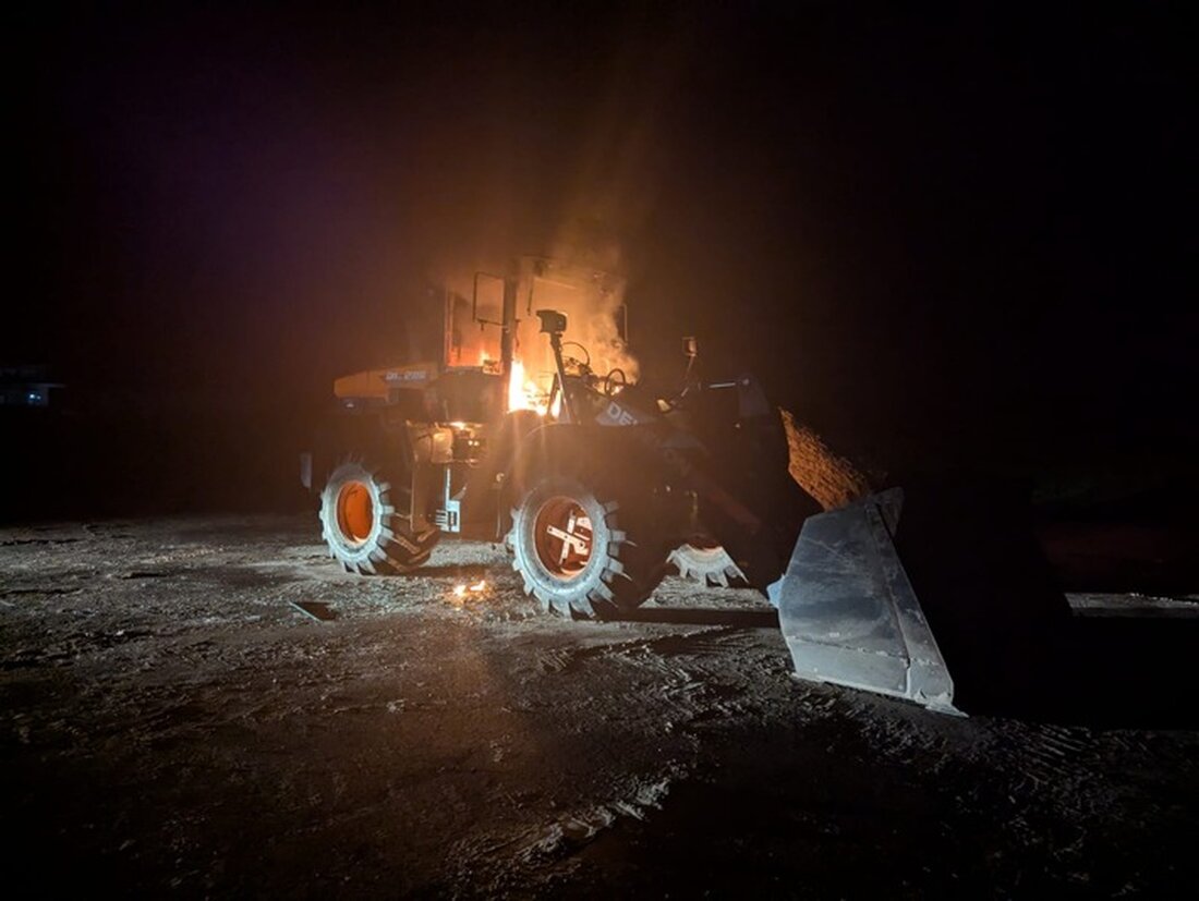Am 24.04.2025 wurde ein Radlader in Varel entdeckt, der in Flammen stand. Die Feuerwehr konnte den Brand schnell löschen. Zeugen gesucht.