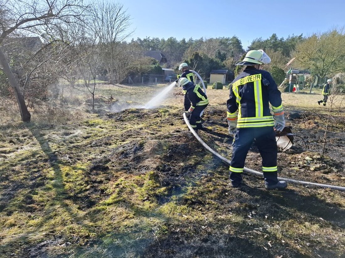 Unerlaubtes Verbrennen von Holz in Unterlüß führt zu Flächenbrand. Feuerwehr verhindert Übergreifen auf Gebäude. Wichtige Vorsichtsmaßnahme!