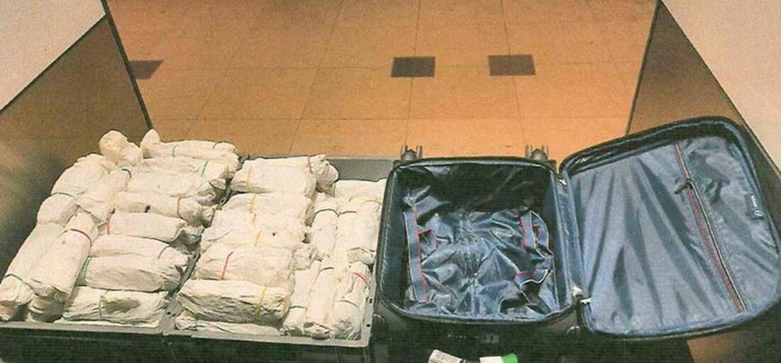Zoll entdeckt am Flughafen BER einen herrenlosen Koffer mit 20 kg Kathblättern. Strafverfahren wegen Betäubungsmittelverstoß eingeleitet.