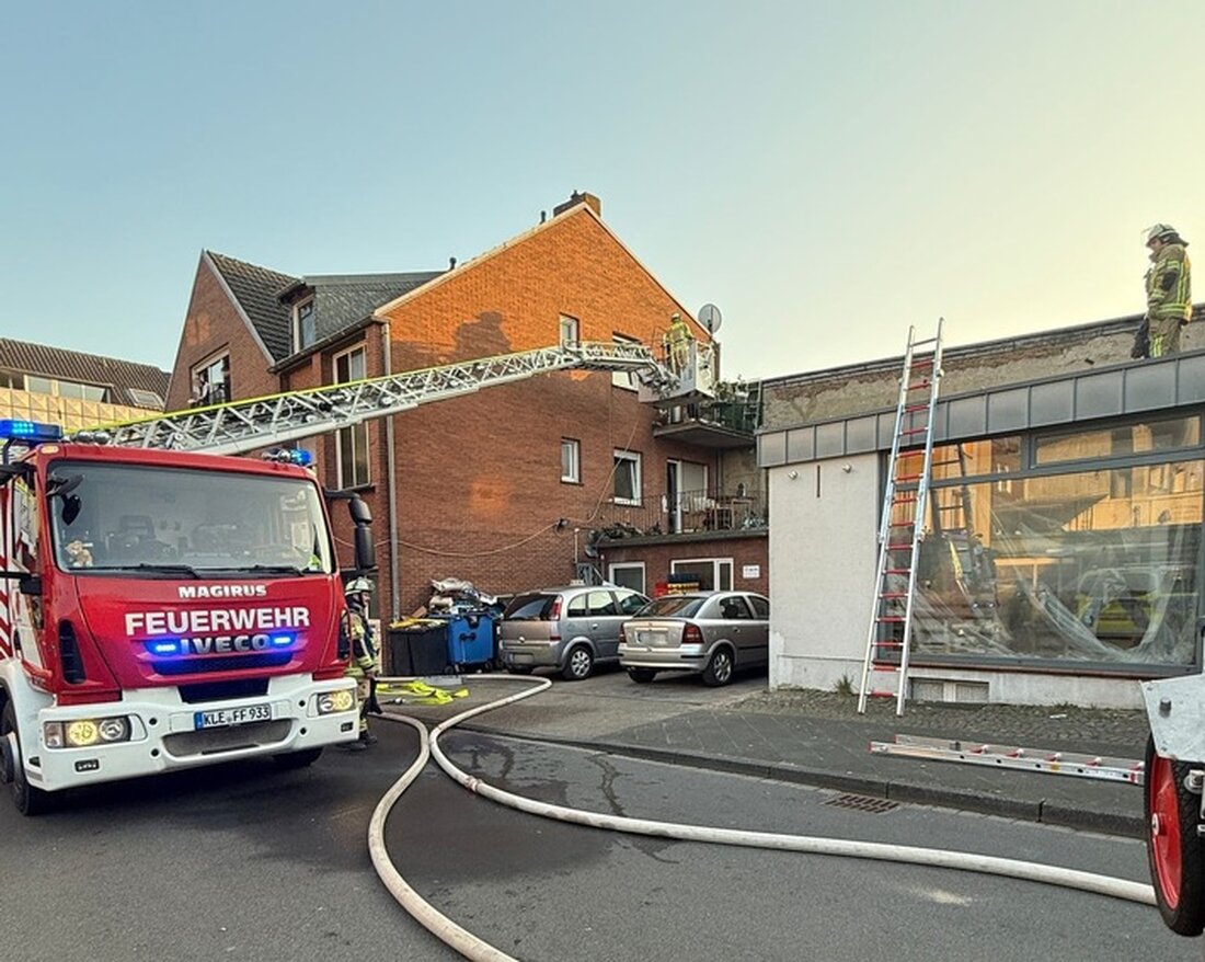 Am 10.03.2025 kam es an der Hagschen Straße in Kleve zu einem Wohnungsbrand. Die Feuerwehr rettete zehn Personen, es gab keine Verletzten.