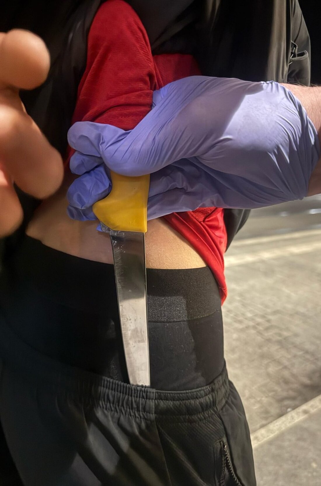 Bundespolizisten haben am Bremer Hauptbahnhof einen gesuchten Räuber festgenommen. Er führte ein Messer mit und verstieß gegen Bewährungsauflagen.
