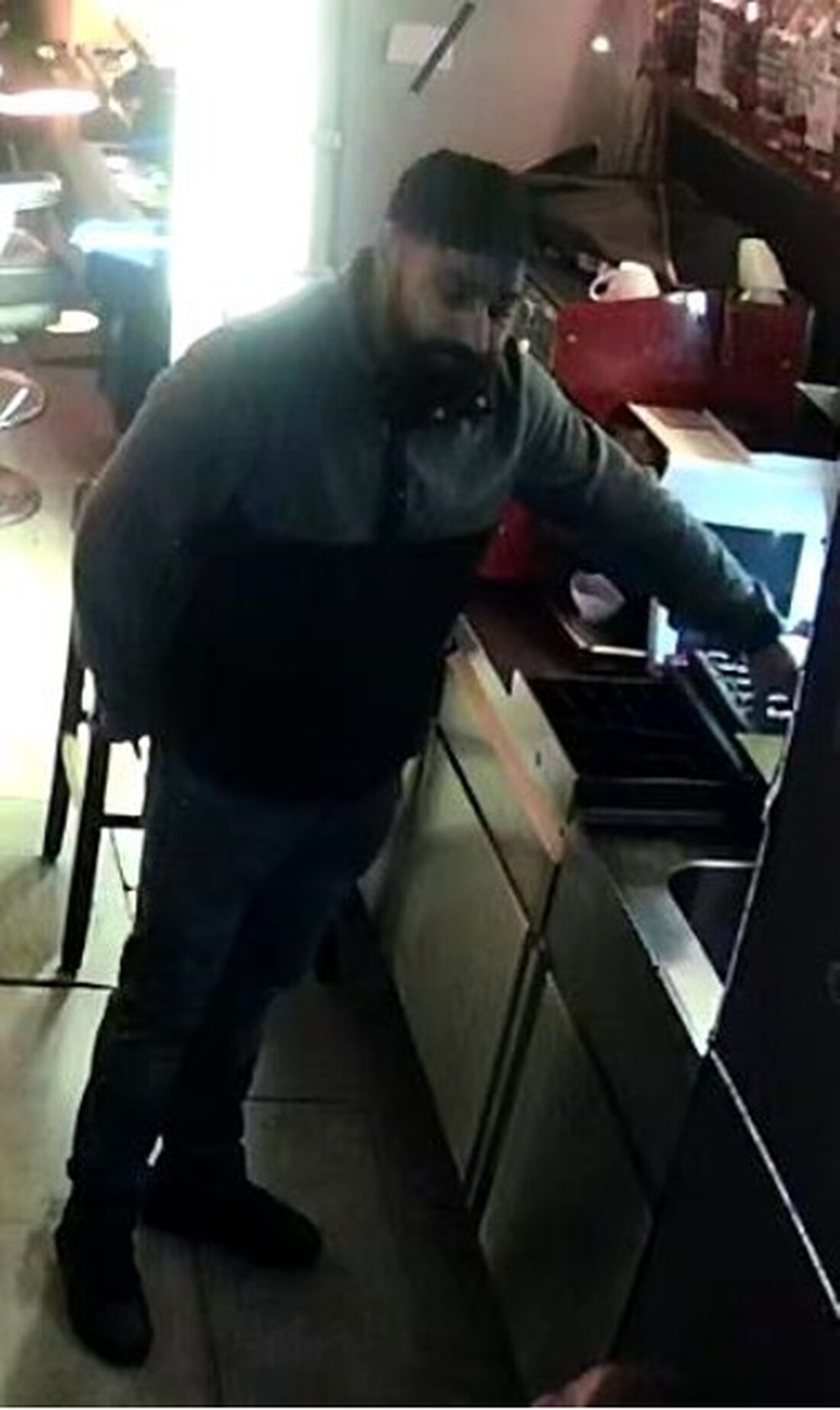 Die Polizei sucht Zeugen eines Überfalls auf die Cocktailbar „Deluxe“ in Niederschöneweide. Hinweise erbeten!