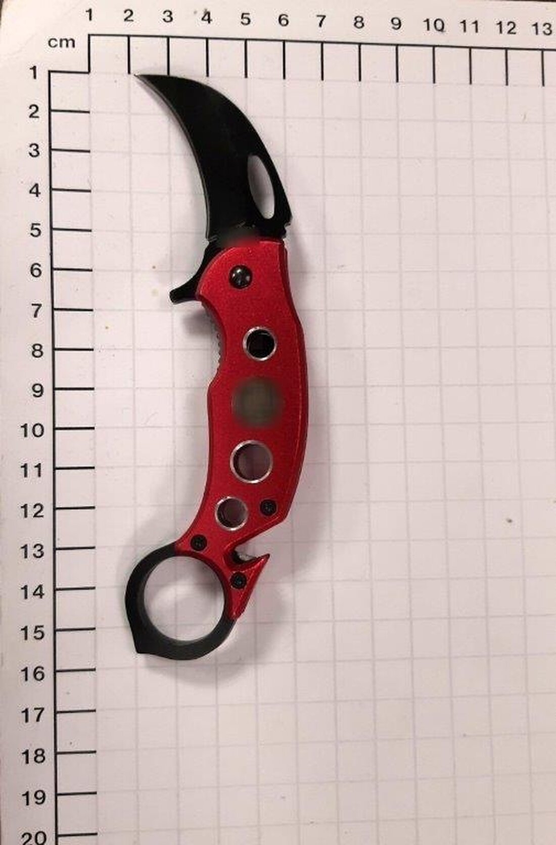 Ein 23-Jähriger griff Reisende im Dortmunder Hauptbahnhof an, nachdem er ein Handy gestohlen hatte. Bundespolizei stellte Waffen sicher.