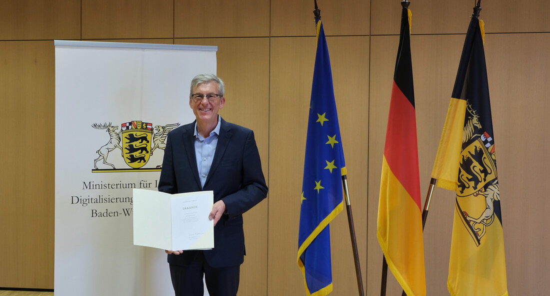 Der Präsident der staatlichen Kriminalpolizei, Ralf Michelfelder, ist in den Ruhestand getreten. Er wird von Polizeichef Andreas Stenger abgelöst. „Präsident Ralf Michelfelder war ein Chef, den man berühren, offen und kommunikativ machen konnte. Seine Bereitschaft, den Mitarbeitern in ihrem Arbeitsbereich immer genügend Raum für ihre eigenen Ideen zu geben und sie gleichzeitig zu unterstützen, hat ihn ausgezeichnet. Als Präsident hat er den operativen Schwerpunkt des staatlichen Amtes für Kriminalpolizei gestärkt und wichtige Akzente gesetzt, insbesondere im Bereich der staatlichen Sicherheit und der Entwicklung der forensischen Technologie “, sagte der stellvertretende Ministerpräsident und Innenminister Thomas Strobl anlässlich der Annahme. Hervorragende Polizeikarriere …