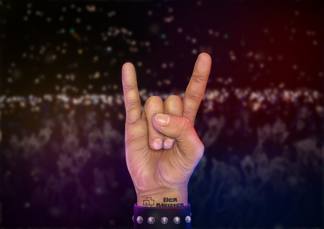 Rammstein spielt drei Konzerte hintereinander im ausverkauften Berliner Olympiastadion. Die Frage, die sich viele stellen, ist, wie das sein kann. Schließlich gibt es zahlreiche Vorwürfe von Dutzenden Frauen gegen Till Lindemann, den Sänger der Band. Es geht um sexuelle Übergriffe und die Verabreichung von Drogen. Allerdings gestaltet es sich schwierig, diese Vorwürfe zu beweisen. Die Einnahme von K.O.-Tropfen ist nur wenige Stunden nachweisbar und oft steht Aussage gegen Aussage. Die betroffenen Frauen waren zudem oft Fans von Rammstein und hatten teilweise sexuelle Interaktionen mit Lindemann gewollt. Doch auch solche Frauen können nicht für das Verhalten des Sängers verantwortlich gemacht werden. …