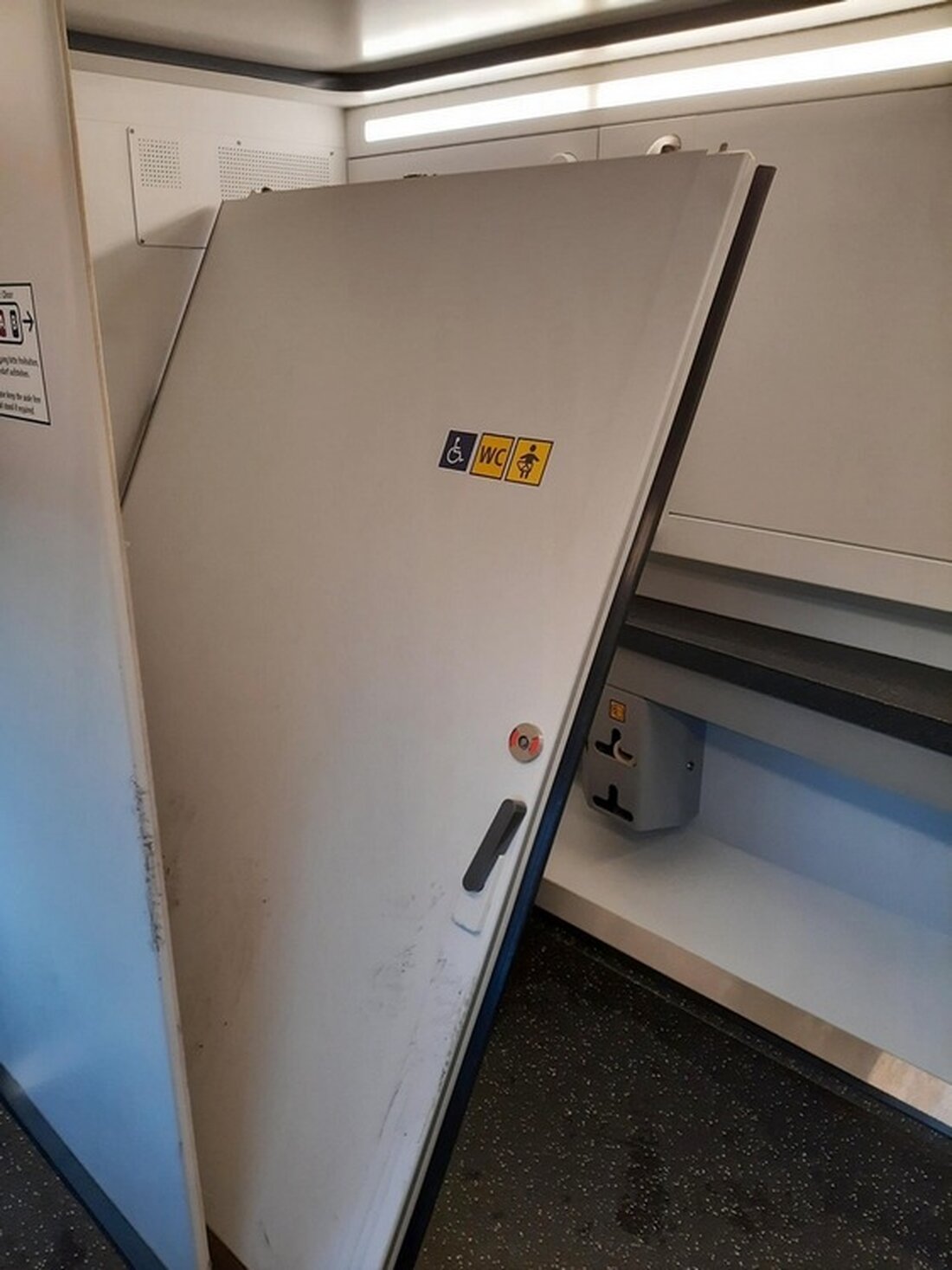 Bundespolizei sucht Zeugen nach Sachbeschädigung im Zug: Tür einer Zugtoilette wurde durch Randalierer herausgedrückt. Hinweise erbeten.