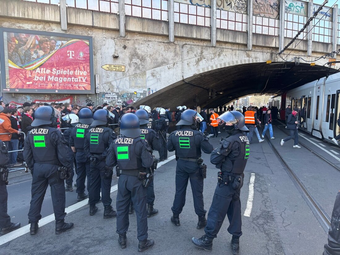 Bundespolizei in Köln sichert Anreise von Fans des Spiels 1.FC Köln gegen Fortuna Düsseldorf. Vorfälle mit Pyrotechnik erfordert Maßnahmen.