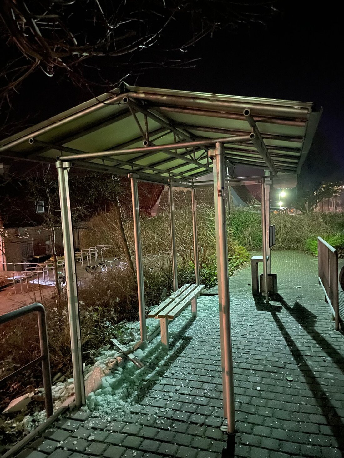 In Kappeln kam es zu Sachbeschädigungen und Brandstiftungen. Polizei sucht Zeugen, um die Täter zu identifizieren.
