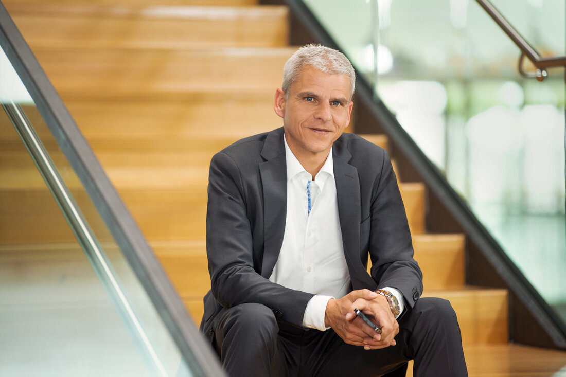 Wirtschaftsstaatssekretär Patrick Rapp traf sich mit hochrangigen Vertretern der französischen Zentralregierung sowie der deutsch-französischen Wirtschaft in Paris. Thema war die weitere Integration des gemeinsamen, deutsch-französischen Binnen- und Arbeitsmarktes am Oberrhein. Dr. Patrick Rapp, Staatssekretär im Ministerium für Wirtschaft, Arbeit und Tourismus, traf sich am 28. April 2023 mit hochrangigen Vertretern der französischen Zentralregierung sowie der deutsch-französischen Wirtschaft in Paris. Insbesondere die grenzübergreifende Zusammenarbeit zwischen Baden-Württemberg und Frankreich wurde bei den Gesprächen im französischen Außenministerium thematisiert. „Die grenzüberschreitende Zusammenarbeit am Oberrhein steht symbolisch für die starke deutsch-französische Freundschaft. Der französische Zentralstaat ist dabei ein wichtiger Akteur, daher freue ich mich über …