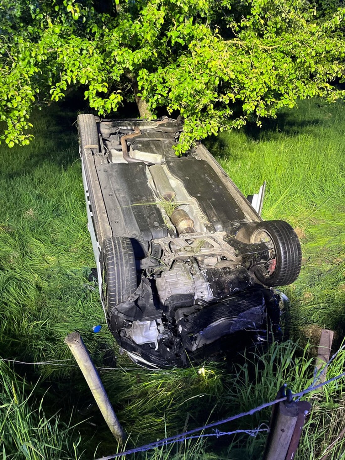Ein 21-jähriger Fahrer verlor bei überhöhter Geschwindigkeit die Kontrolle über seinen VW Golf und überschlug sich. vier leicht Verletzte.