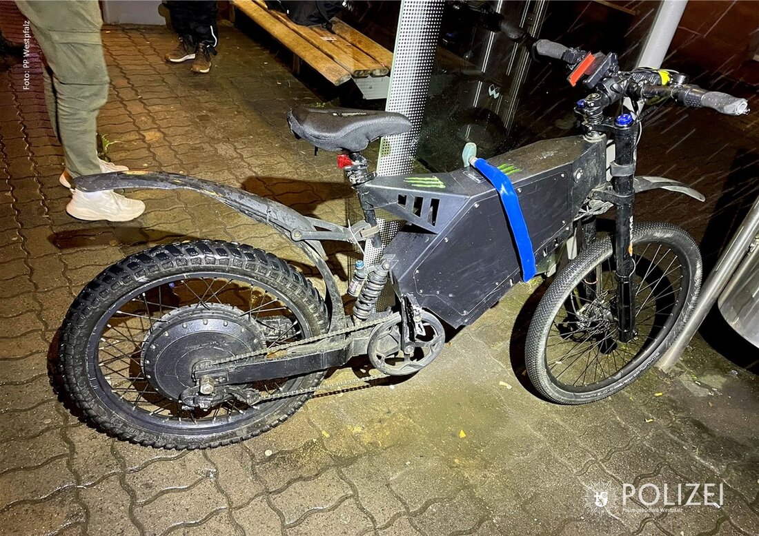 Ein 31-Jähriger flieht auf einem selbstgebauten, hochmotorisierten Fahrrad vor der Polizei in Westpfalz und ignoriert Verkehrsregeln.