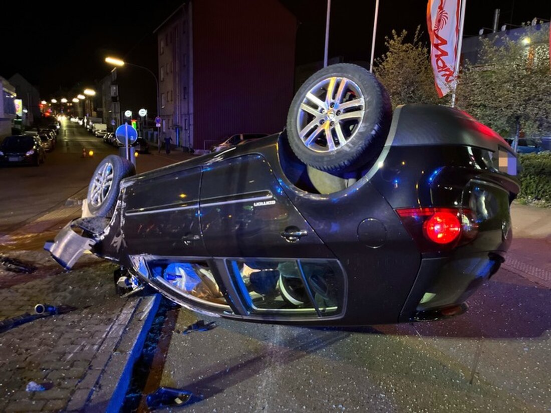Ein 25-jähriger Autofahrer verursachte in Velbert einen Alleinunfall unter dem Einfluss berauschender Mittel und wurde ins Krankenhaus gebracht.