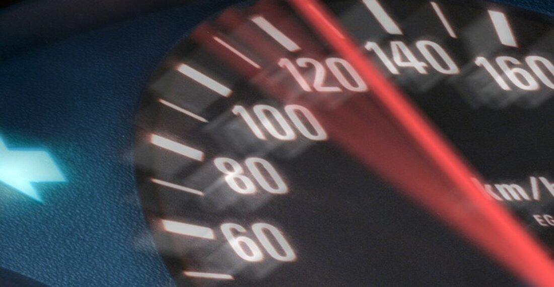 Über 300 Raser wurden bei Geschwindigkeitskontrollen in Erfurt erwischt, darunter zwei mit über 140 km/h. Bußgelder und Fahrverbote drohen.