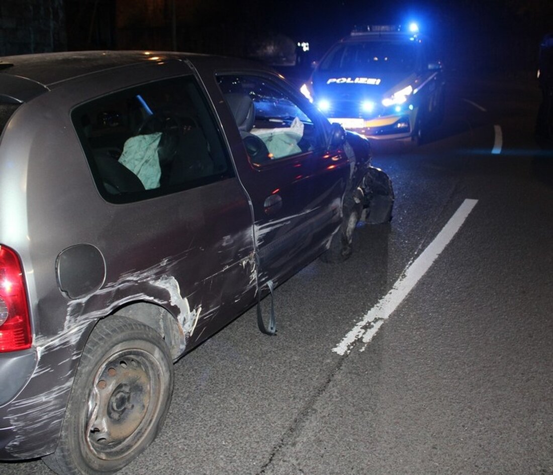 Ein 28-Jähriger verunfallte in Hagen ohne gültigen Führerschein, fuhr zu schnell und hatte 1,6 Promille Alkohol im Blut.