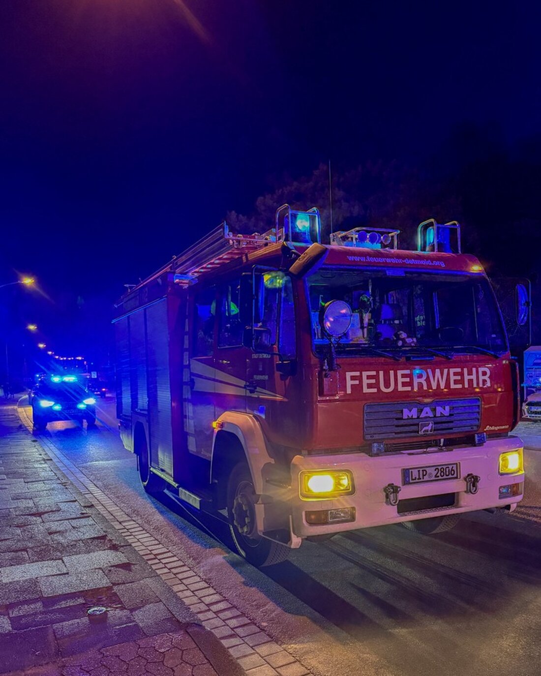 Ein Nachbar alarmierte die Feuerwehr Detmold wegen Rauchentwicklung an der Oerlinghauser Straße. Entwarnung: Kaminrauch war die Ursache.