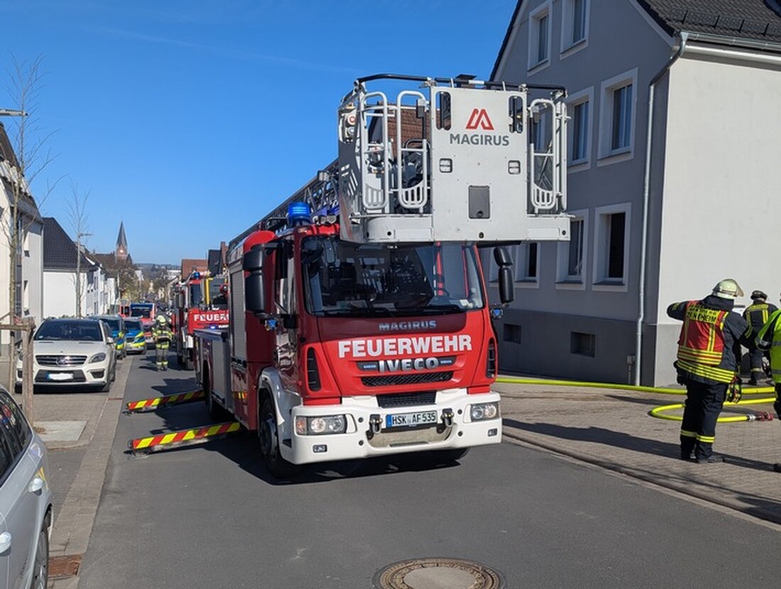 Ein aufmerksamer Bewohner und Rauchmelder verhinderten in Arnsberg einen Wohnungsbrand. Die Feuerwehr reagierte schnell und effektiv.
