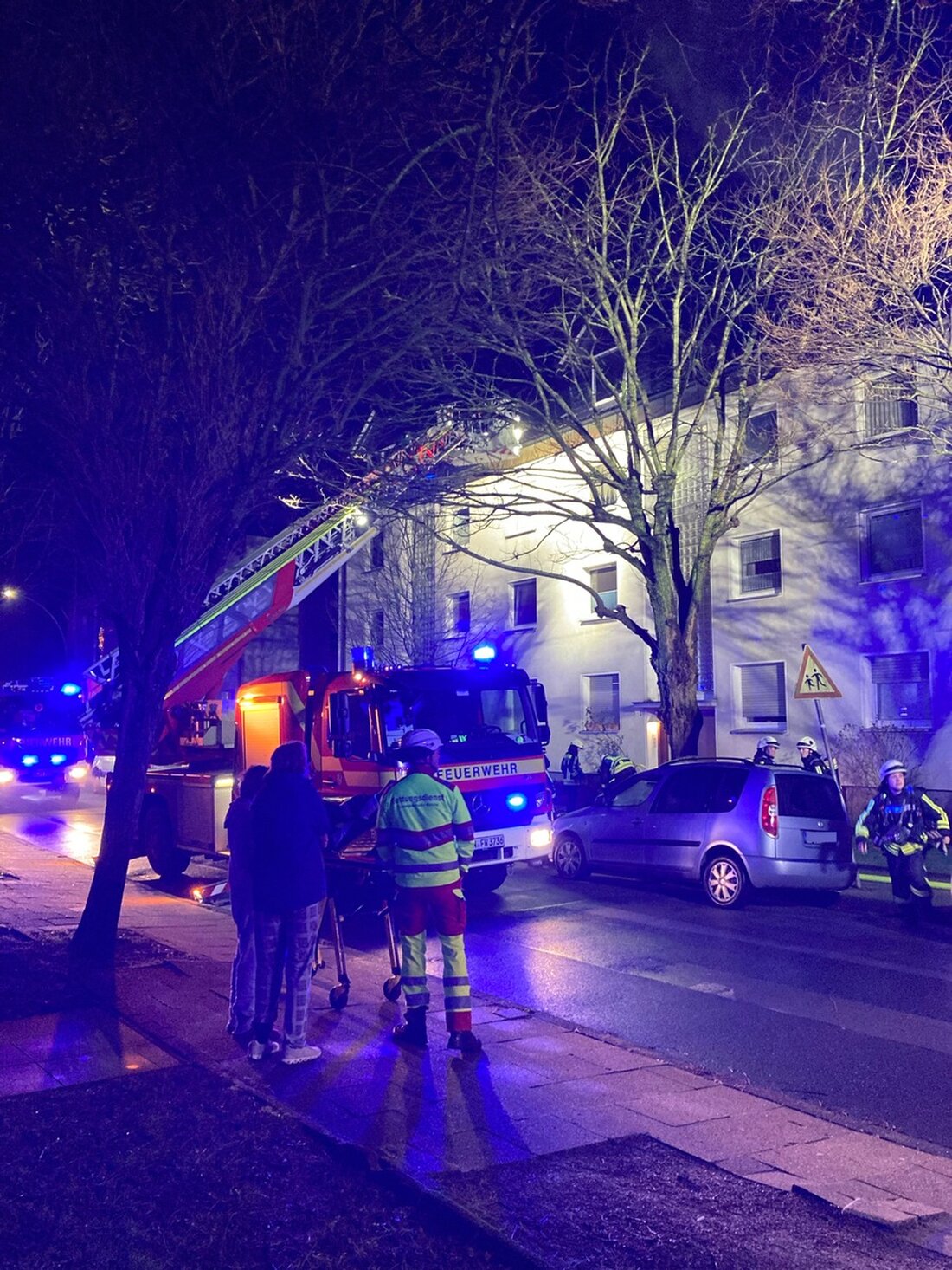 Ein Rauchmelder warnte Bewohner eines Mehrfamilienhauses in Hattingen vor einem Küchenbrand, was Schlimmeres verhinderte.