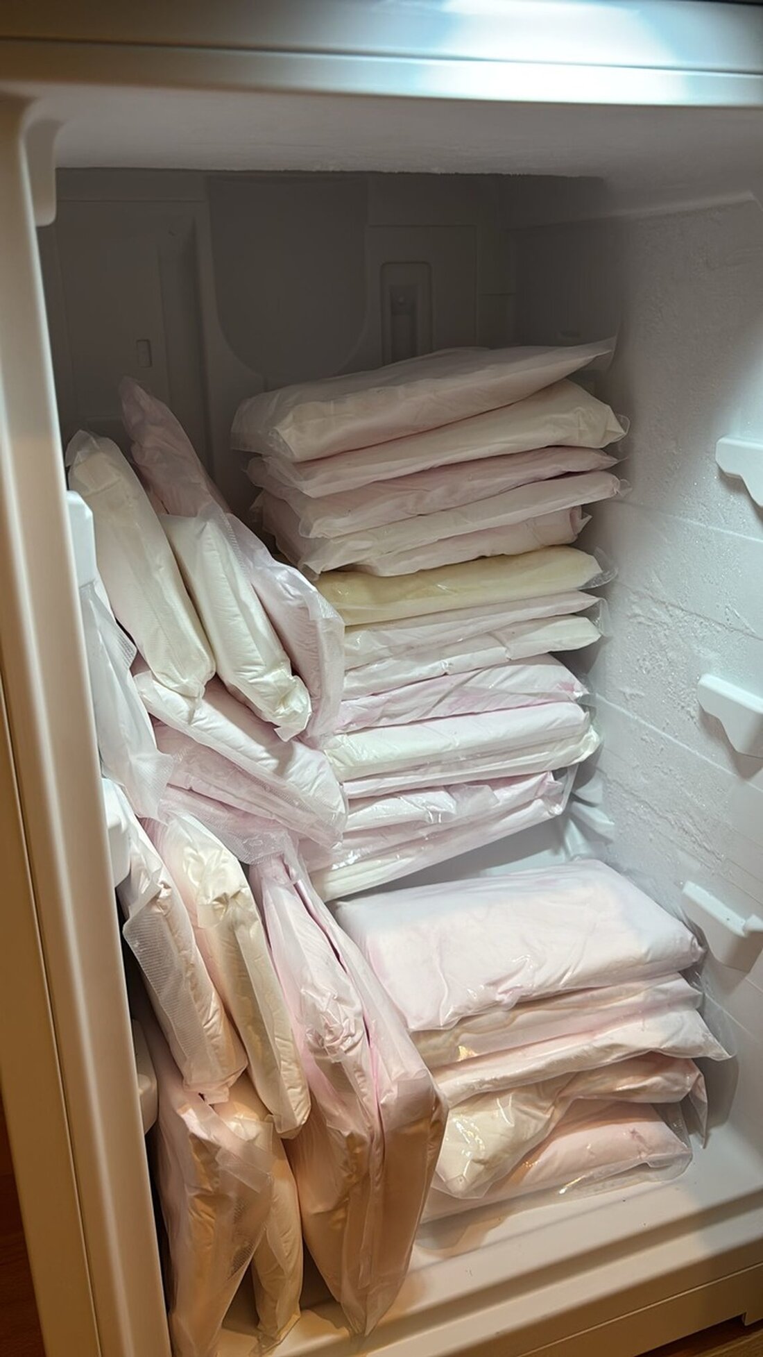 Zollfahndung und hessische Polizei decken Drogenbunker in Frankfurt auf: Über 350 kg Rauschgift sichergestellt, drei Festnahmen.