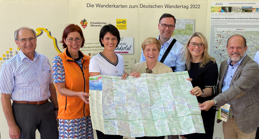 Beim Deutschen Wandertag 2022 hat Ministerin Nicole Razavi neue Wanderkarten für das Remstal vorgestellt. Egal ob analog oder digital: Die Wanderkarten des Landes sind immer auf dem neuesten Stand. Jährlich treffen sich Wanderfreunde aus der ganzen Republik zum Deutschen Wandertag. Dieses Jahr lädt der Deutsche Wanderverband gemeinsam mit dem Schwäbischen Albverein nach Baden-Württemberg ein: Vom 3. bis 7. August 2022 ist Fellbach die „Wanderhauptstadt“, eine Vielzahl von Städten und Gemeinden entlang der Rems machen mit. Das Landesamt für Geoinformation und Landentwicklung (LGL) gibt aus diesem Anlass eine Sonderedition der Remstalkarte und neue amtliche Wanderkarten für Welzheim und Schwäbisch Gmünd heraus. …