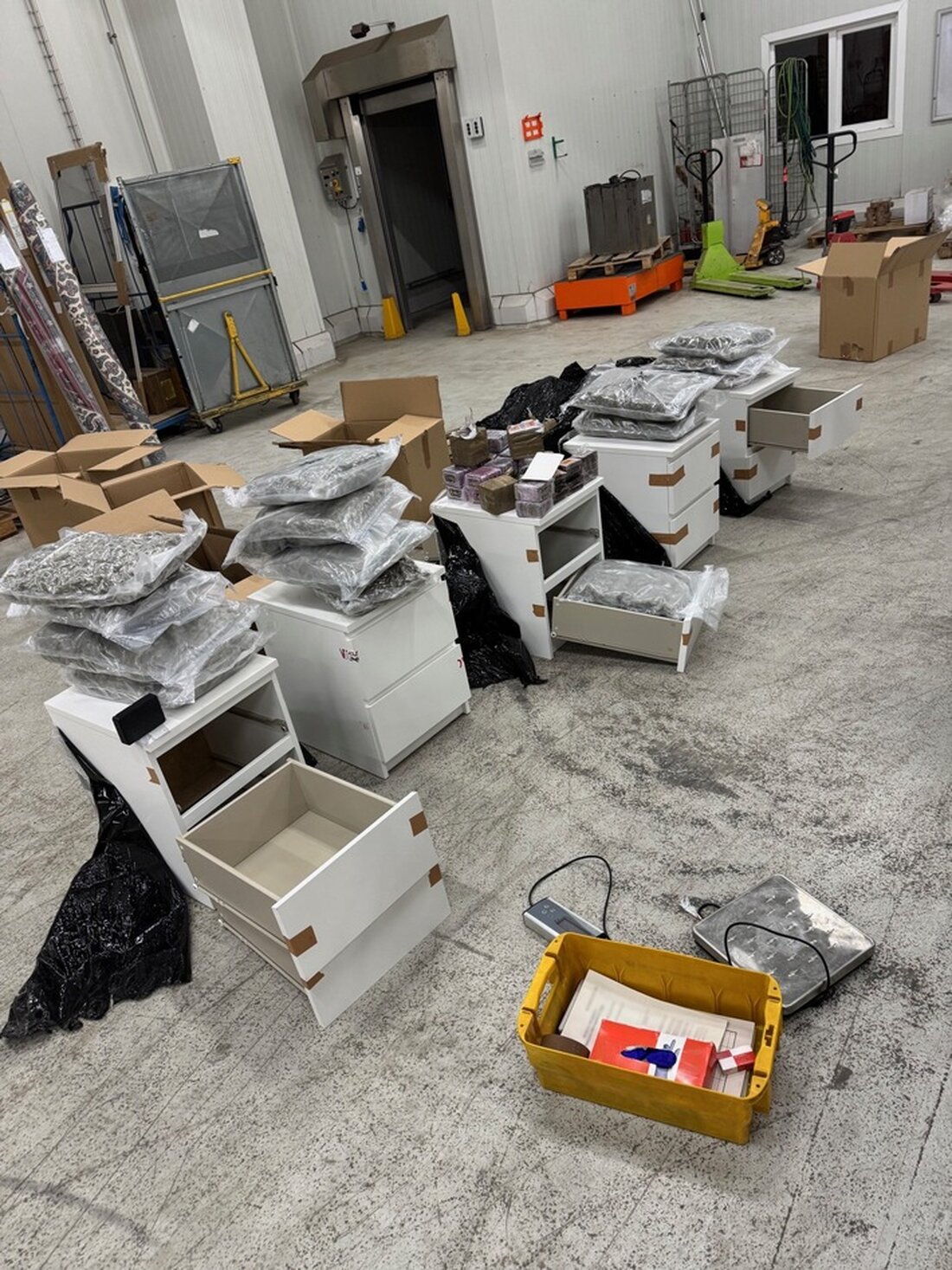 Niedersächsische Ermittlungsbehörden verhaften Drogenbande und sichern 370 kg Marihuana. Internationale Zusammenarbeit erfolgreich.