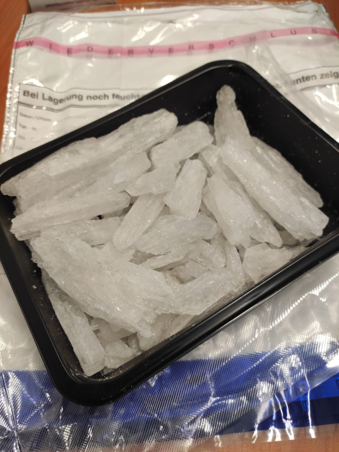 Zoll-DD: In Leipzig und Halle wurden 20 kg Methamphetamin, 1 kg Marihuana und Bargeld sichergestellt. Ein mutmaßlicher Dealer wurde festgenommen.