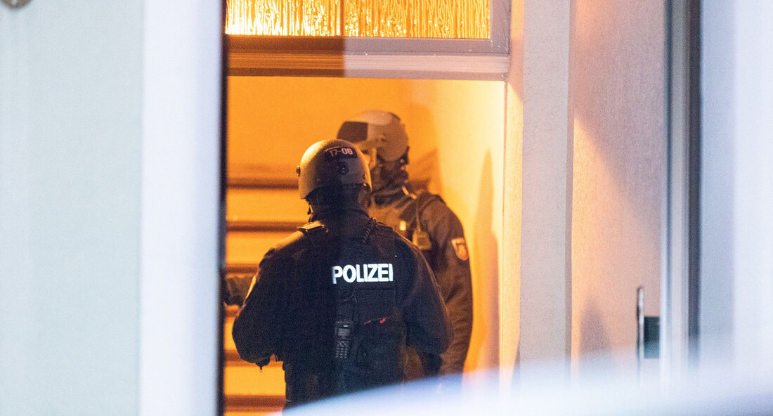 Die Polizei Baden-Württemberg hat einen Erfolg im Zusammenhang mit den Ermittlungen zu Schüssen im Großraum Stuttgart erzielt. Ein führender Kopf, der in Verbindung mit den Schüssen steht, wurde festgenommen. Innenminister Thomas Strobl lobte den unermüdlichen Einsatz der Sicherheitsbehörden und betonte die Bedeutung der intensiven Ermittlungsarbeit. Seit Beginn der Ermittlungen wurden über 140 Durchsuchungen durchgeführt und 24 Schusswaffen sichergestellt. Der Innenminister betonte, dass die Polizei nicht nachlassen wird, bis alle kriminellen Aktivitäten restlos aufgeklärt sind. Die neue subkulturelle Gewaltkriminalität wird mit allen Mitteln des Rechtsstaats entschieden und konsequent bekämpft, um sie rückstandsfrei zu eliminieren. Der Erfolg bei den Ermittlungen zeigt, dass …