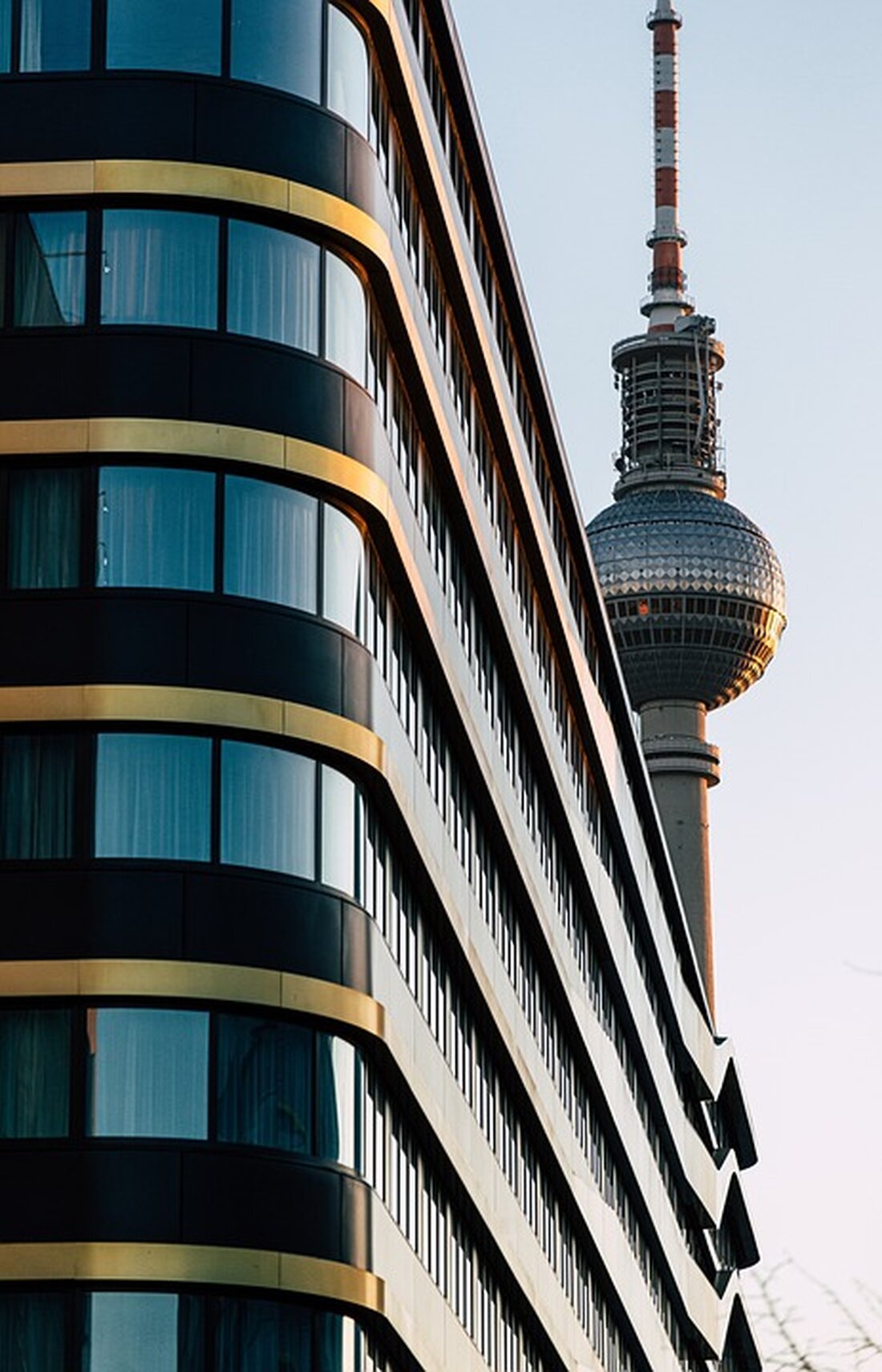 Rechtsextremer Vorfall beim Berliner Christopher Street Day Während des Berliner Christopher Street Days kam es zu einem schockierenden Zwischenfall im Bezirk Mitte. Laut Zeugenaussagen wurde am Samstagabend gegen 18 Uhr ein großes Transparent mit volksverhetzendem Inhalt am Gebäudekomplex des Fernsehturms angebracht. Das Transparent hatte eine Größe von etwa 15 Metern Mal 1,5 Metern und trug die Aufschrift „HOMOS = VOLKSTOD, III“, wie die Polizei am Sonntag mitteilte. Das Banner wurde offenbar von einer ca. 15-köpfigen Personengruppe an einem Geländer befestigt. Glücklicherweise wurde es von einer Mitarbeiterin eines nahegelegenen Restaurants entdeckt und entfernt. Anschließend übergab sie das Transparent der Polizei, die …