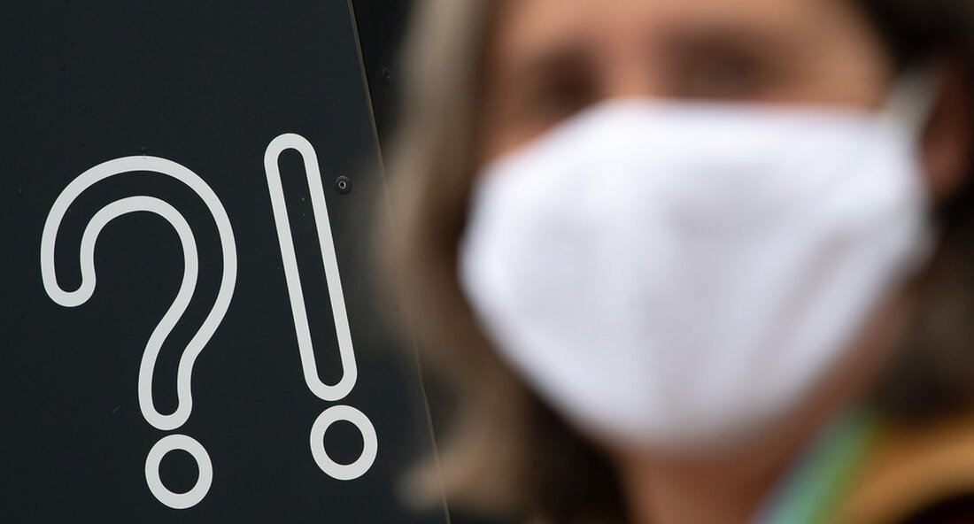 Unter bestimmten Voraussetzungen besteht in Clubs auf der Tanzfläche und im Sitzbereich keine Maskenpflicht. Darauf haben sich das Gesundheitsministerium und die Vertreter der Clubszene sowie der Deutsche Hotel- und Gaststättenverband verständigt. Nachdem zahlreiche Clubbetreiber nach Bekanntgabe der aktuelle Corona-Verordnung hatten angekündigt, ihre Clubs nicht öffnen zu können, da die Maskenpflicht in Innenräumen den Charakter des „Club-Feelings“ verlieren würde und somit Gäste ausfallen würden Deutscher Hotel- und Gaststättenverband zum Gespräch eingeladen. Da die Landesregierung die Ansteckungsgefahr in Vereinen als besonders hoch einschätzt, hat sie Öffnungen in diesem Bereich an strengere Auflagen geknüpft. In folgenden Punkten waren sich die Teilnehmer einig: Auf …