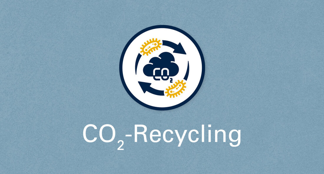 Eine Machbarkeitsstudie zeigt Potenziale und Konzepte für die Industrie in Baden-Württemberg im Umgang mit CO2-Emissionen auf. Sie lassen sich abtrennen, mit biologischen oder hybriden Technologien aufbereiten und als erneuerbare Kohlenstoffquelle für zahlreiche industrielle Anwendungen und Produkte zur Verfügung stellen. Treibhausgasemissionen entstehen bei einer Vielzahl von industriellen Prozessen. Diese prozessbedingten CO2– Die Vermeidung von Emissionen wie bei der Zementherstellung, der Müllverbrennung oder der Biogaserzeugung ist schwierig oder sogar unmöglich. Damit auch solche Industriezweige klimaneutral werden können, sind andere Lösungen gefragt. Eine Möglichkeit besteht darin, das entstehende CO2 sie zu trennen, mit biologischen oder hybriden Technologien aufzubereiten und so als erneuerbare Kohlenstoffquelle …