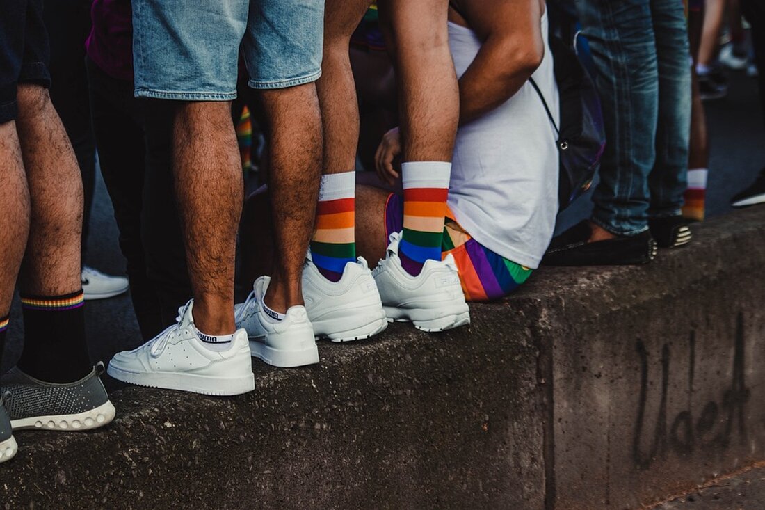 Am Dienstag, den 14. Mai, wird die Gleichstellungs- und Queerbeauftragte Katrin Lück gemeinsam mit weiteren Vertretern, darunter die Bezirksbürgermeisterin Kirstin Bauch und Bezirksamtsmitglieder, die Regenbogenflagge vor dem Rathaus Charlottenburg hissen. Dies geschieht anlässlich des 156. Geburtstags und 89. Todestags von Dr. Magnus Hirschfeld, sowie des Internationalen Tags gegen Homo-, Bi-, Inter- und Transphobie (IDAHOBIT) am 17. Mai. Der IDAHOBIT wird seit 2005 begangen und erinnert an den 17. Mai 1990, als die Weltgesundheitsorganisation Homosexualität aus ihrem Diagnoseschlüssel für Krankheiten strich. Dieser Tag soll dazu dienen, auf die Beseitigung von Diskriminierung, Gewalt und Ablehnung von Lesben, Schwulen, Transpersonen, Bisexuellen und queeren …