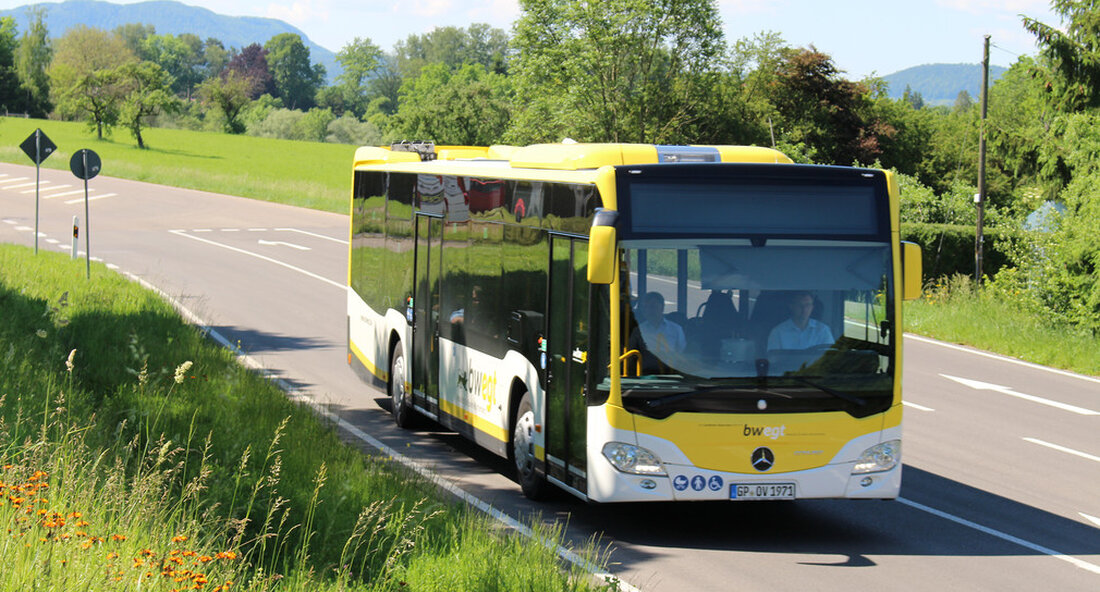 Das Land unterstützt die kreisfreien Städte und Landkreise beim Aufbau regionaler Buslinien. Mit schnellen und komfortablen Bussen ergänzen mittlerweile 36 solcher Linien das Schienennetz. Sie erschließen ländliche Räume und tragen zur Verkehrswende bei. Die wachsende Nachfrage seitens der Kommunen zeigt, dass das Programm Anklang findet. Lückenschluss und Erfolgsgeschichte: Die regionale Busse im Land weiter an Dynamik gewinnen. Mittlerweile sind 36 Linien zum Schienennetz hinzugekommen und tragen damit zur Verkehrswende bei. Im Ministerrat hat Verkehrsminister Winfried Hermann hat am Dienstag, 5. Juli 2022, eine Zwischenbilanz gezogen. Regelmäßige und attraktive Verbindung Premierminister Winfried Kretschmann verwies auf die Bedeutung der Regionalbuslinien für den …
