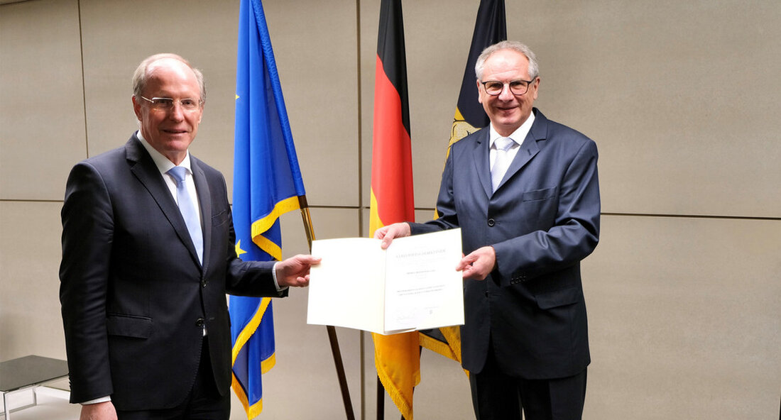 Staatssekretär Wilfried Klenk überreichte dem ehemaligen Innenminister Reinhold Gall die Zivilschutzmedaille. Als aktiver Feuerwehrmann und in seinen politischen Funktionen setzt sich Gall für das Ehrenamt und dessen Stärkung ein. „Als aktiver Feuerwehrmann, als Kreisverbandsvorsitzender, als Landtagsabgeordneter und als Landesinnenminister hatte Reinhold Gall das Wohl und die Sicherheit der Bevölkerung im Blick und setzte sich stets für Verbesserungen ein. Dienst an der Sache ohne Eitelkeit, Seite an der Seite von Feuerwehrkameradinnen und -kameraden aus allen Lebensbereichen – authentischer und geradliniger kann sich die Politik nicht präsentieren. Dieses Engagement verdient unseren größten Dank und unsere höchste Anerkennung“, so der Staatssekretär im Innenministerium …