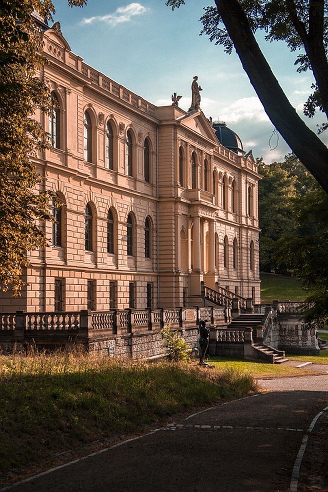 Problem mit Reinigungsfirmen Als hätten sie nicht schon genug zu tun: Weil an Altenburger Schulen die professionelle Reinigung schleift, müssen nun Lehrer nachwischen. Das Problem ist in der Stadtverwaltung bekannt. Lehrer greifen zum Wischmopp „Vor kurzem hatten wir, überspitzt gesagt, einen Sandkasten auf der Treppe“, erinnert sich Sylvia Simmert. Die Schulleiterin der Altenburger Wilhelm-Busch-Schule stößt immer wieder auf Schmutz im Schulgebäude. Eigentlich ist eine Reinigungsfirma dafür zuständig, das Schulhaus sauber zu halten, doch immer wieder kommt es zu Ausfällen. An der großen Grundschule in Altenburg-Nord greifen deshalb die Lehrkräfte regelmäßig selbst zu Besen und Lappen. In der Stadtverwaltung von Altenburg …