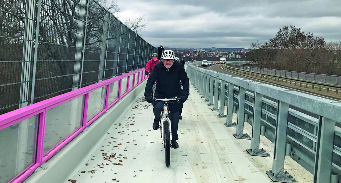 Der CITY CYCLING Wettbewerb geht in die nächste Runde. Die Teilnehmer sammeln bis September Kilometer mit dem Fahrrad. In Baden-Württemberg nehmen deutlich mehr Gemeinden und Bezirke teil als in den Vorjahren. Gesundheitsförderung, Klimaschutz und motivierende Entdeckung des Fahrrads als modernes und praktisches Transportmittel: Darum geht es beim jährlichen bundesweiten Radsportwettbewerb STADTRADFAHREN. Ziel ist es nicht, so schnell wie möglich zu fahren, sondern die meisten Menschen zu motivieren, innerhalb von drei Wochen an einem lokal festgelegten Kampagnenzeitraum zwischen dem 1. Mai und dem 30. September teilzunehmen und so viele Kilometer wie möglich als Team zu sammeln. Der Wettbewerb erfreut sich seit …