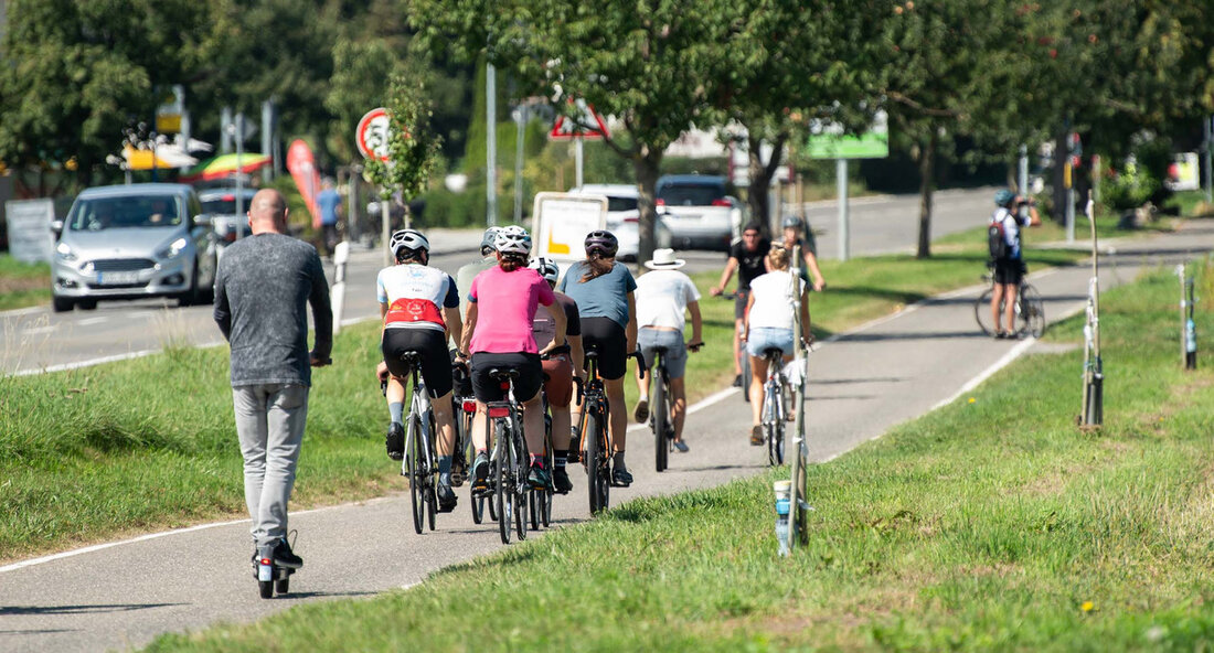 Tourismus in Baden-Württemberg erreicht neuen Rekord: 57,5 Millionen Übernachtungen im Jahr 2023 Wie aus einer kürzlich veröffentlichten Pressemitteilung des Statistischen Landesamts hervorgeht, setzte der Tourismus in Baden-Württemberg seinen positiven Trend im Jahr 2023 fort und erreichte einen neuen Rekordwert von 57,5 Millionen Übernachtungen. Dies entspricht einer Steigerung um 0,6 Prozent im Vergleich zum bisherigen Rekordjahr 2019. Dr. Patrick Rapp, Staatssekretär im Ministerium für Wirtschaft, Arbeit und Tourismus, äußerte sich positiv über die Entwicklung und betonte, dass die Inlandsgäste maßgeblich zum Anstieg beigetragen haben. Auch die Zahl der Auslandsgäste zeige nach dem coronabedingten Einbruch wieder eine steigende Tendenz. Besonders erfreulich sei, …