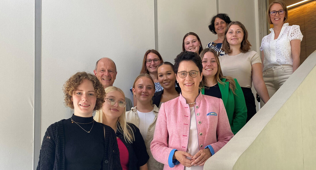 198 neue Auszubildende starten Ausbildung als Justizfachangestellte in Baden-Württemberg Mit Beginn des neuen Ausbildungsjahres haben 198 Auszubildende ihre Ausbildung zu Justizfachangestellten in der Justiz Baden-Württemberg aufgenommen. Dies gab Ministerin der Justiz und für Migration Marion Gentges bekannt, als sie das Ausbildungszentrum am Amtsgericht Ravensburg besuchte. An insgesamt 21 Ausbildungsstandorten bei Amts- und Landgerichten werden die angehenden Justizfachangestellten über drei Ausbildungsjahre hinweg auf ihre verantwortungsvolle Tätigkeit vorbereitet. Die Ministerin gratulierte den Auszubildenden, die sich in einem kompetitiven Bewerbungsverfahren mit insgesamt 1.930 Bewerbungen durchgesetzt haben, und wünschte ihnen für die anstehende Ausbildung viel Erfolg und Freude. Justizministerin Marion Gentges unterstrich die Bedeutung …