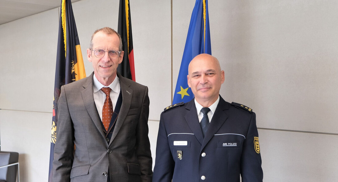 Renato Gigliotti wird neuer Polizeivizepräsident in Mannheim: Ein Schritt zur Stabilität und Kontinuität Mannheim – In einer Zeit, die für das Polizeipräsidium Mannheim von schweren Verlusten geprägt ist, wurde Renato Gigliotti zum neuen Polizeivizepräsidenten ernannt. Der 56-jährige, der in Mannheim geboren und aufgewachsen ist, bringt umfangreiche Erfahrungen aus seiner langjährigen Karriere bei der Polizei mit. Seine vorhergehende Position als Leiter des Führungs- und Einsatzstabs wird er in seiner neuen Rolle beibehalten, was eine nahtlose Übergangsphase gewährleisten soll. Dieser Schritt erfolgt vor dem Hintergrund tragischer Ereignisse, die das Polizeipräsidium Mannheim in den vergangenen Monaten schwer getroffen haben. Der unerwartete Tod des …
