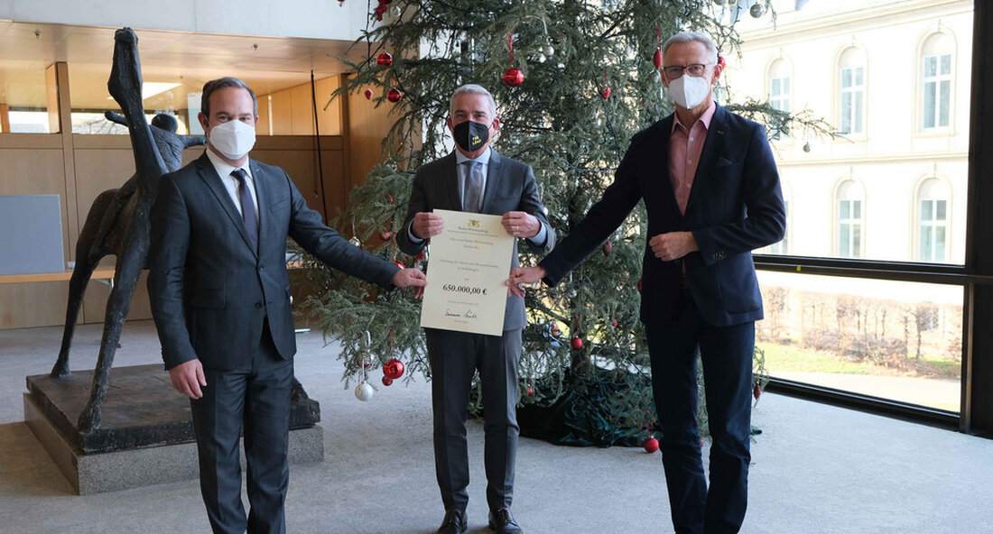 Die grundlegende Sanierung und konzeptionelle Neuausrichtung des Donauschwäbischen Hauses wird aktiv angegangen. Der Umbau, an dem sich die Stadt Sindelfingen und das Land gemeinsam mitfinanzieren, soll im ersten Quartal 2023 abgeschlossen sein. „Dazu bekennt sich das Land Baden-Württemberg klar Patenschaft für die donauschwäbische Volksgruppe. Mit jeweils 650.000 Euro Fördermitteln von Stadt und Land sorgen wir dafür, dass das Haus der Donauschwaben in Sindelfingen auch in Zukunft ein Ort der Begegnung, der Bewahrung und Pflege donauschwäbischen Kulturgutes bleibt. Ich freue mich sehr, dass sich die Stadt Sindelfingen und das Land gemeinsam an der Finanzierung beteiligen und das Projekt so erst möglich …