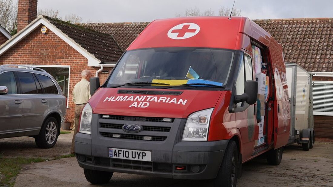 Zwei Rentner machen sich auf den Weg an die Front in der Ukraine, um Hilfe „ein bisschen näher dorthin zu bringen, wo sie gebraucht wird“. Glyn Jordan und Peter Bee aus Needham, Norfolk, bereiten sich darauf vor, nach Kiew zu reisen, näher als je zuvor. Sie haben während des Ukraine-Krieges bereits Hilfsgelder im Wert von 500.000 Pfund erhalten, um Familien und Krankenhäusern zu helfen. Herr Bee sagte: „Wir können nachts zu Bett gehen und ruhig schlafen – sie wissen nicht, was morgen bringt.“ Die Rentner bereiten sich auf ihre nächste Reise vor und bringen insgesamt 250 Weihnachtsboxen zu Waisen- und &hellip;