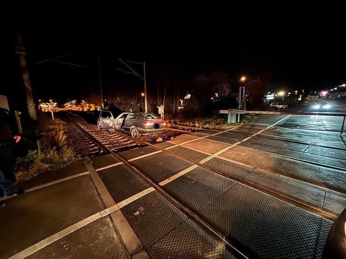 Eine 85-jährige Rentnerin bog zu früh auf einem Bahnübergang ab, blieb auf den Schienen stehen und verursachte einen gefährlichen Eingriff in den Bahnverkehr. Die Polizei ermittelt.