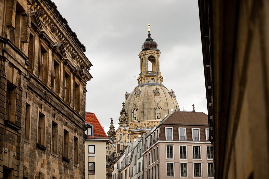 Dresden. Der Reparaturbonus wird in Sachsen mit Verzögerung an den Start gehen. Ursprünglich hatte das Umweltministerium den Beginn des neuen sachsenweiten Programms für den 1. Oktober avisiert. Doch nun wird klar: Vor Anfang November wird das notwendige Förderportal nicht freigeschaltet. Das bestätigt das Ministerium nun auf LVZ-Anfrage. Über die Gründe schweigt das Haus. Eine entsprechende Frage lässt ein Sprecher unbeantwortet. Bereits im Sommer hatte sich angedeutet, dass vor allem das Online-Formular ein Problem sein könnte. Auf der Internetseite der Sächsischen Aufbaubank sollen die Sächsinnen und Sachsen den Zuschuss für ihre Reparaturen beantragen. Die digitale Infrastruktur muss aber erst aufgebaut werden. &hellip;
